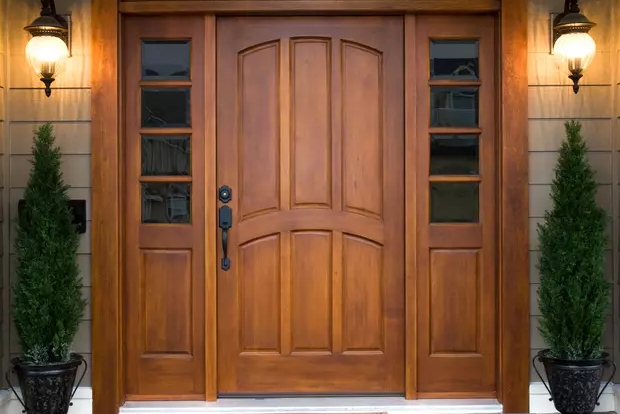 duże drewniane drzwi