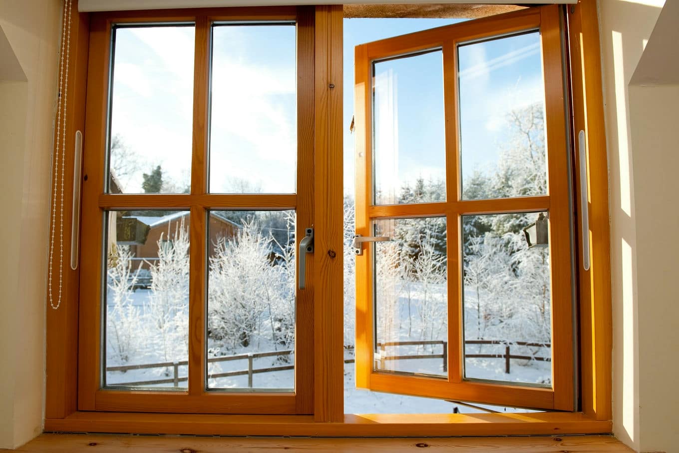 otwarte okna drewniane